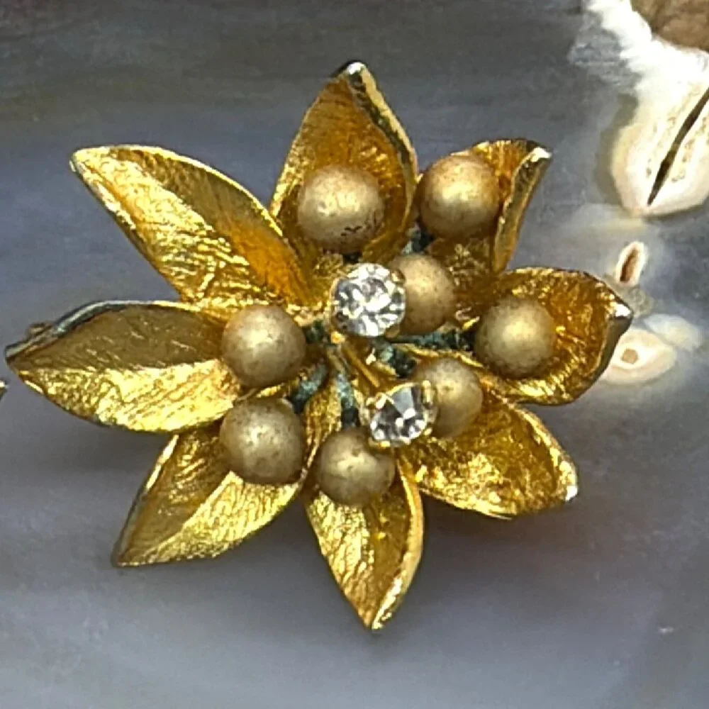 VTG MCM 1950s 3D Floral Clip On Earrings Faux Pearl Rhinestone Layered Flower - Picture 4 of 16